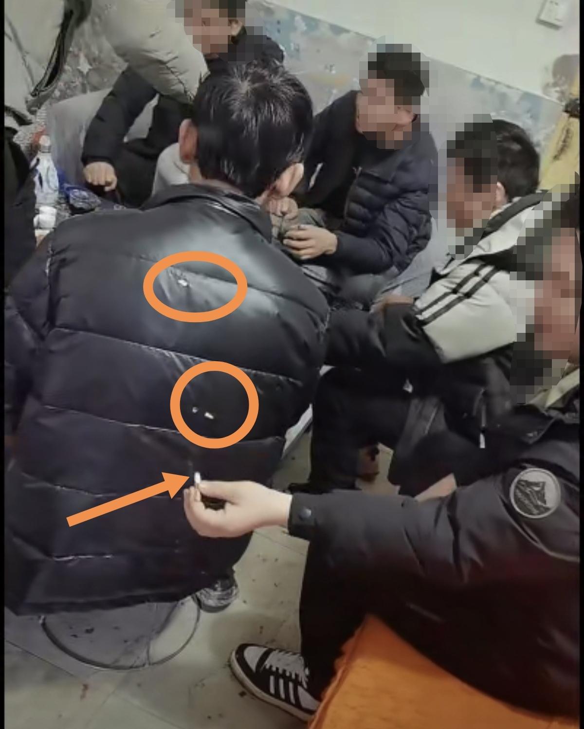 这一刻，什么叫“狐朋狗友”、“少儿多动症”，具象化了。一群亲朋好友，聚在一起，抽