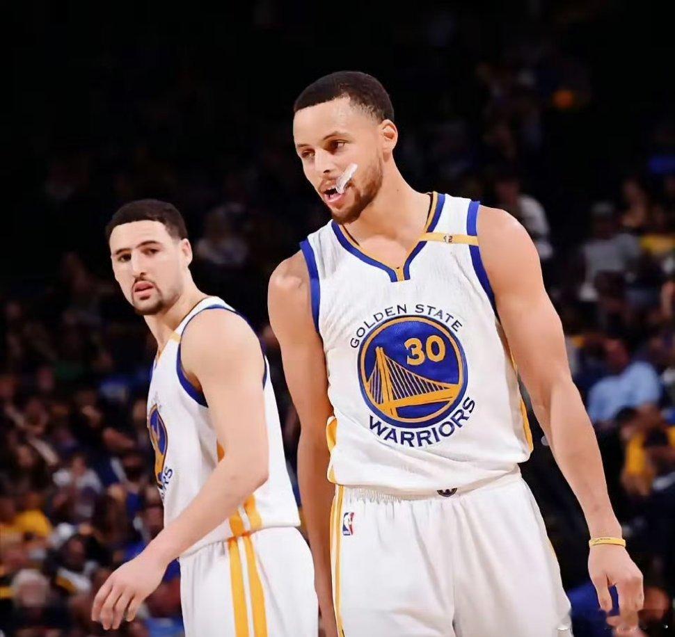 曾经的水花兄弟，如今境遇大不同！库里38岁，年薪5961万美元，还剩1年6259