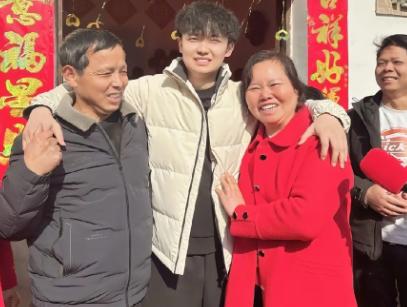 找到亲生父母后，他毅然辞掉工作，退还养父母购置的车房，办理户口迁移，彻底回归原生