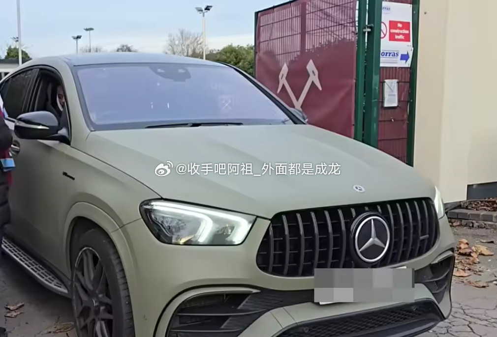 据《太阳报》报道，西汉姆球星萨默维尔因在禁驾期间驾驶其价值10万英镑的奔驰超跑，