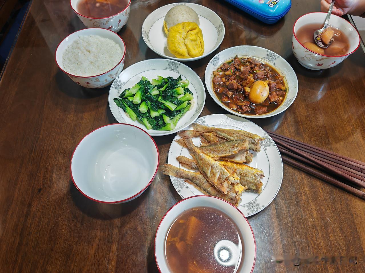 晚餐分享～昨天下午在叮咚买菜下单，买的黑猪去皮五花肉，一盒小黄鱼，一盒黄心土豆