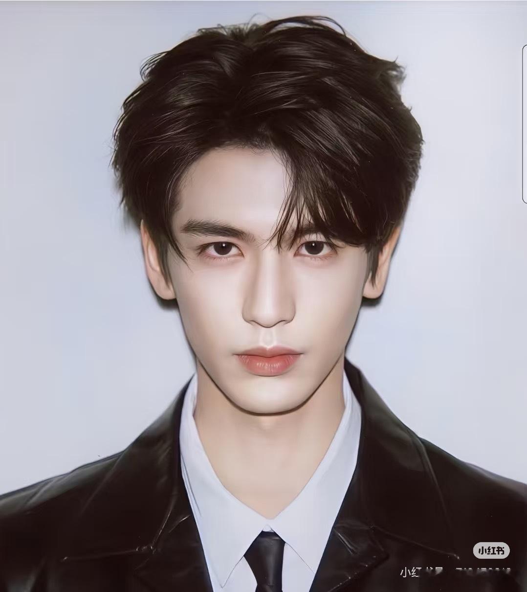 这套图一直在网上传播，凡有张凌赫的地方必定扯上宋威龙，不知道是不是营销手段。当然