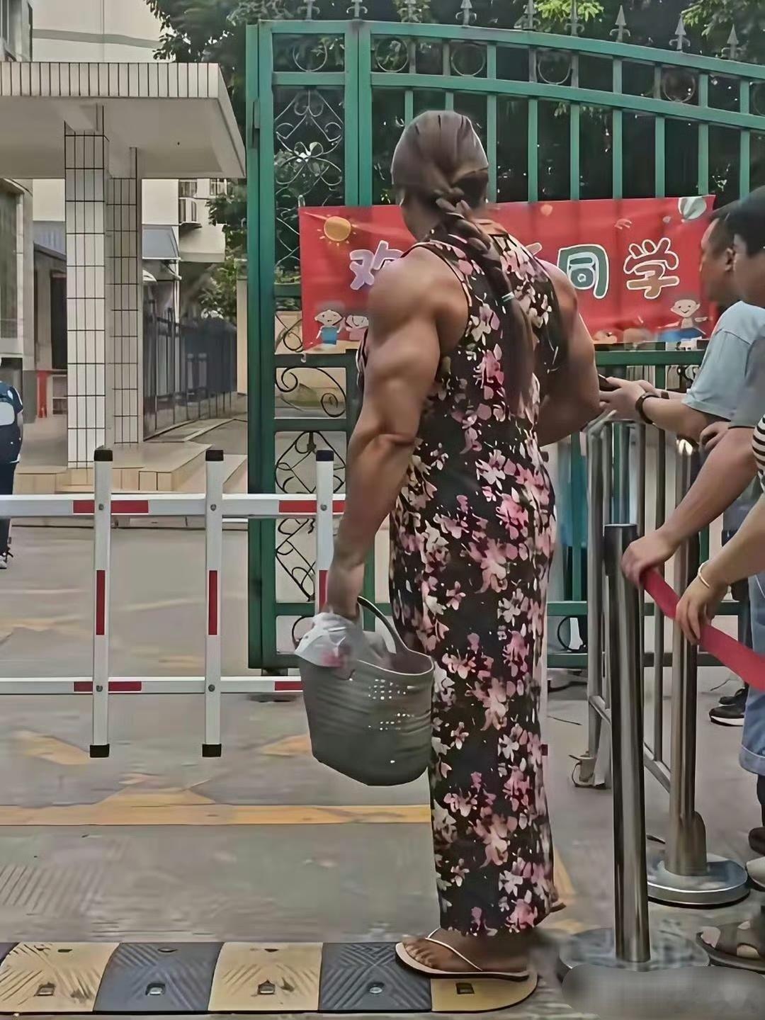 学校门口看见一位家长接小孩，被他的手惊呆到了。