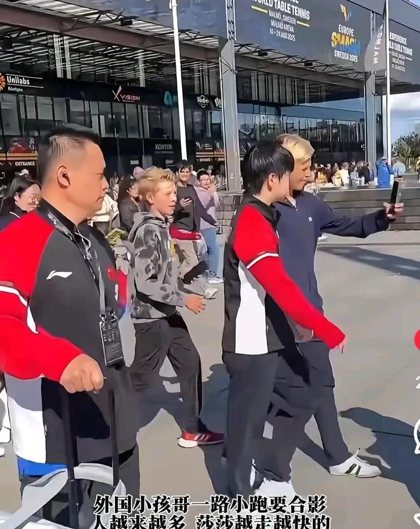 外国小朋友们也很喜欢莎莎。昨天的女单半决赛结束后，莎莎一走出比赛场馆，就看到很