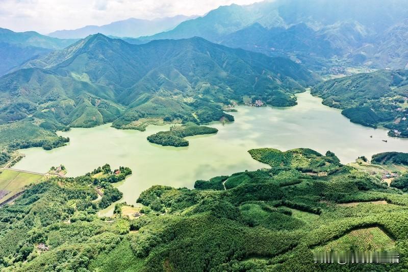 青山藏画意，谁有下联绿水透诗情！