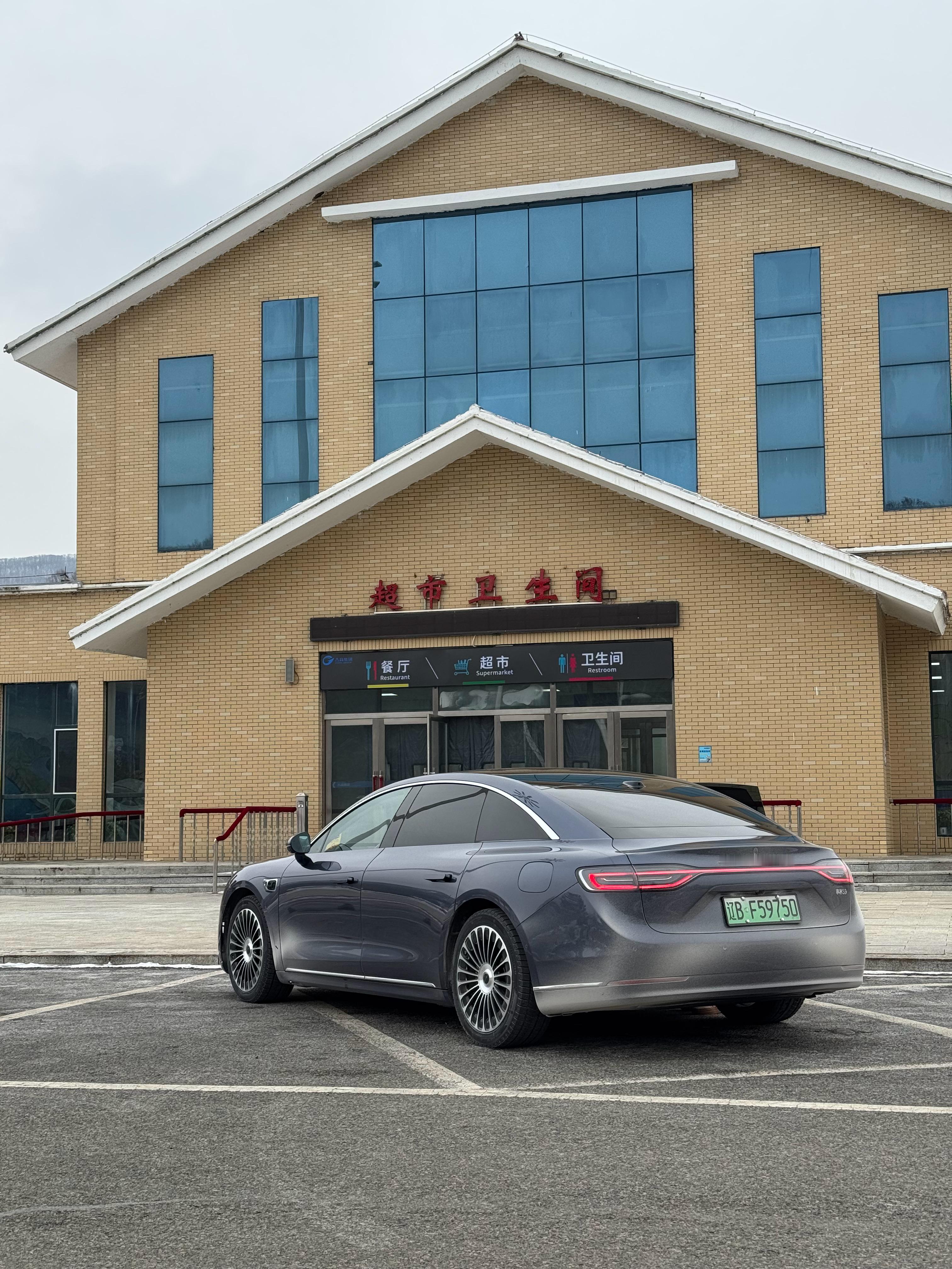 到了服务区看着一排崭新的充电桩用不了也是挺难受的，可能坏了可能没启用但这些都无所