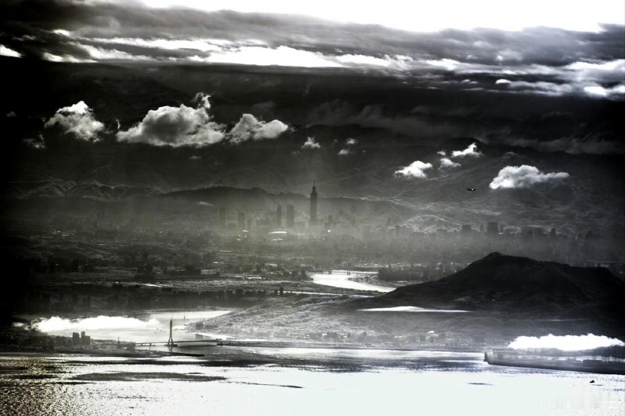 美丽海岛风光好。北边101大厦高耸入云，中部新竹基地鸡窝工整，南边85大楼云里看