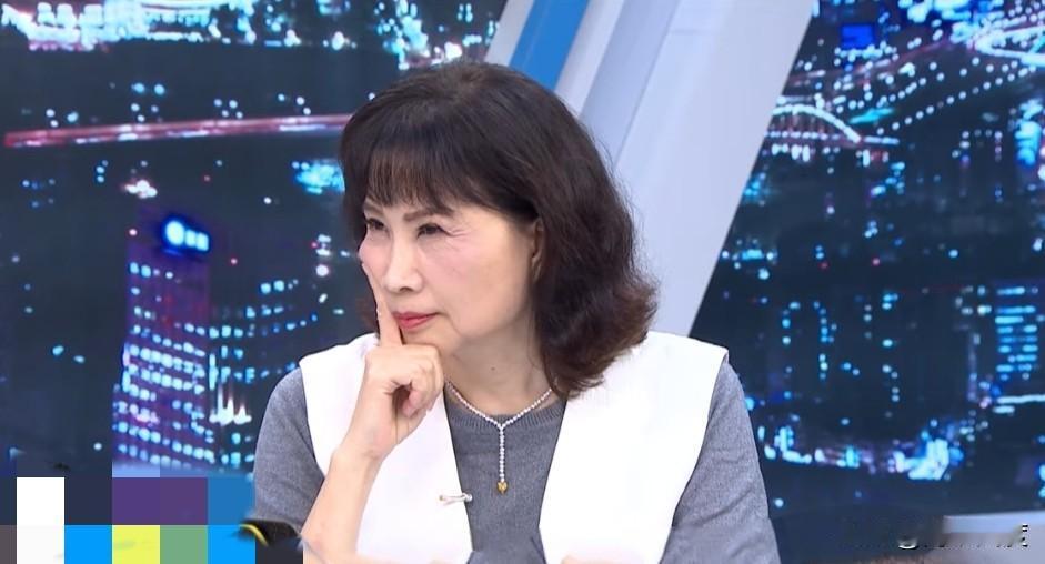 陈凤馨一脸似笑非笑自信又不屑的静静看着沈富雄在表演！今晚陈凤馨与沈富雄同台少康战