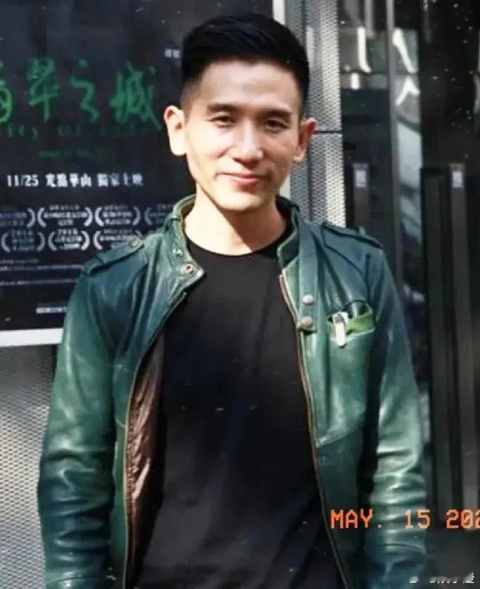 你还真别说，赵德胤导演年轻的时候颜值不输梁朝伟，看着简直就像两兄弟！所以一切都有