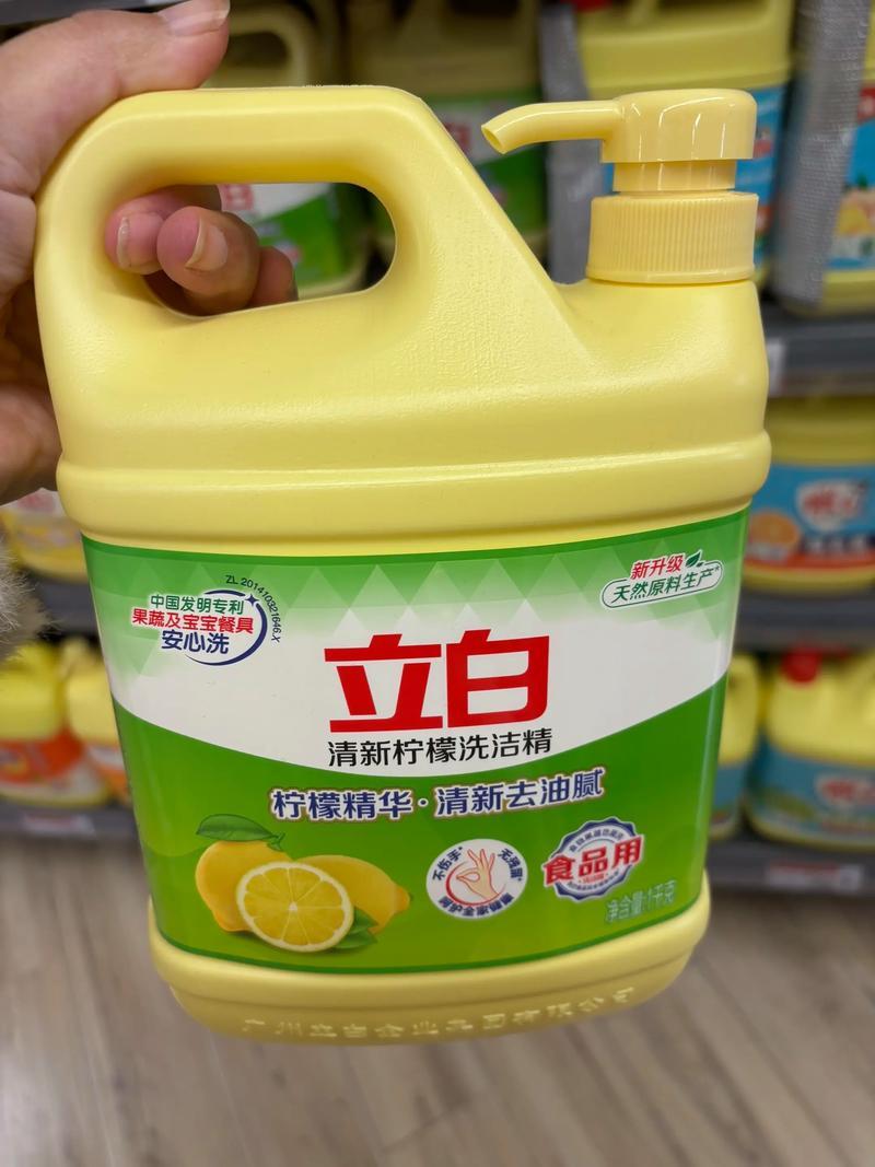 慎用洗洁精洗碗筷的四个理由先说健康隐患，洗洁精含化学物质，残留在