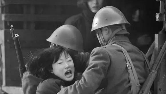 在一位日军的日记中，他详细记载了一次令人发指的暴行。在1937年的淞沪会战之后，