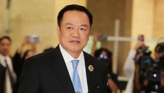 万万没想到，一朝天子一朝臣，泰国政府前总理佩通坦被踢出了新内阁，她所兼任的文化部