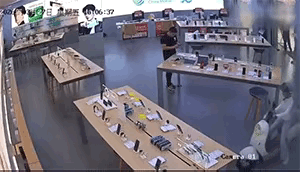 还有这操作，店员不知道有没有被吓到？