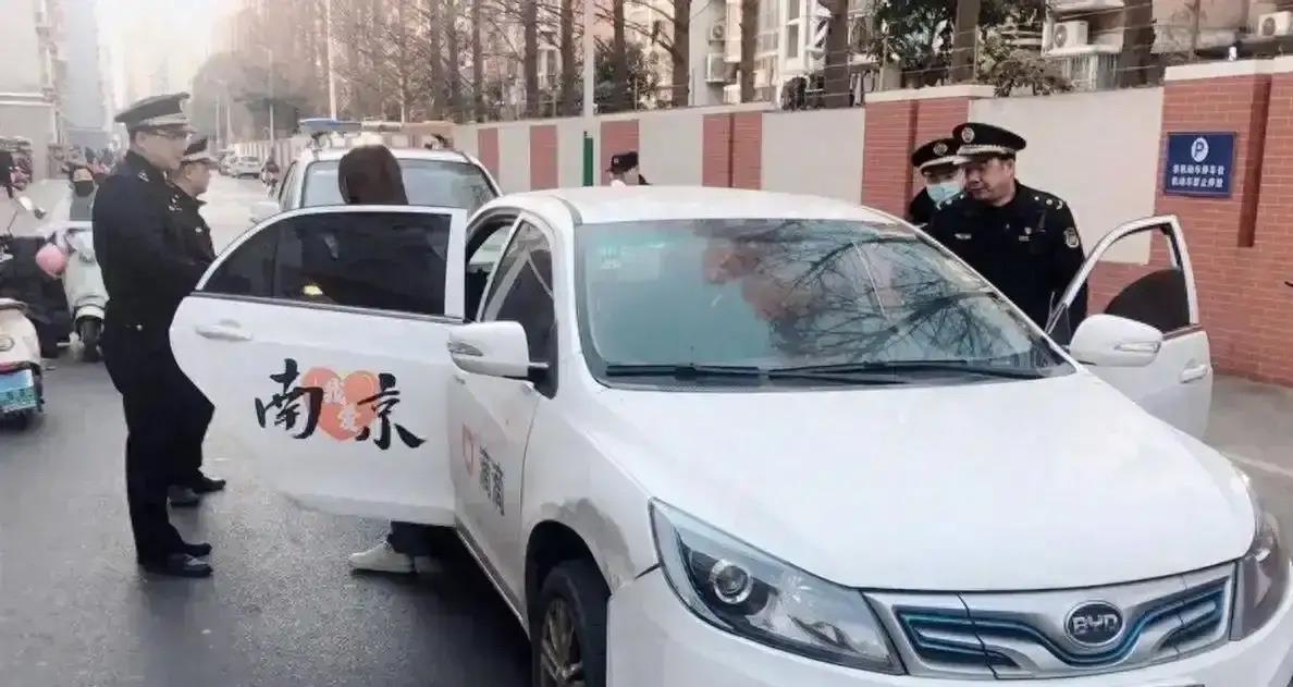 南京太狠了，一夜封号几千辆网约车。这些被封号的司机有个共同特点，那就是都没有双证