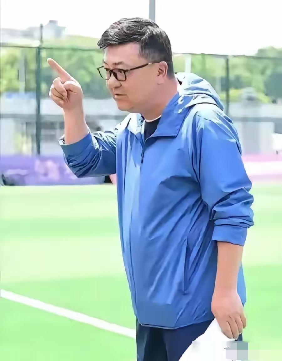 意大利教练当着董路的面儿，问出了全场最尴尬的一句话：“你到底是哪个国家的专家？”