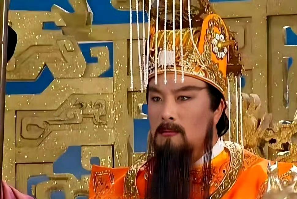 重温西游记时发现了一个有趣的小细节，李世民玉帝戴的帽子竟然一模一样！看来天上人间