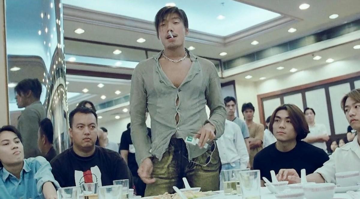 读研时陪导师参加饭局。有企业老总非要给喝多的导师敬酒，导师明显不想喝。我起身替导
