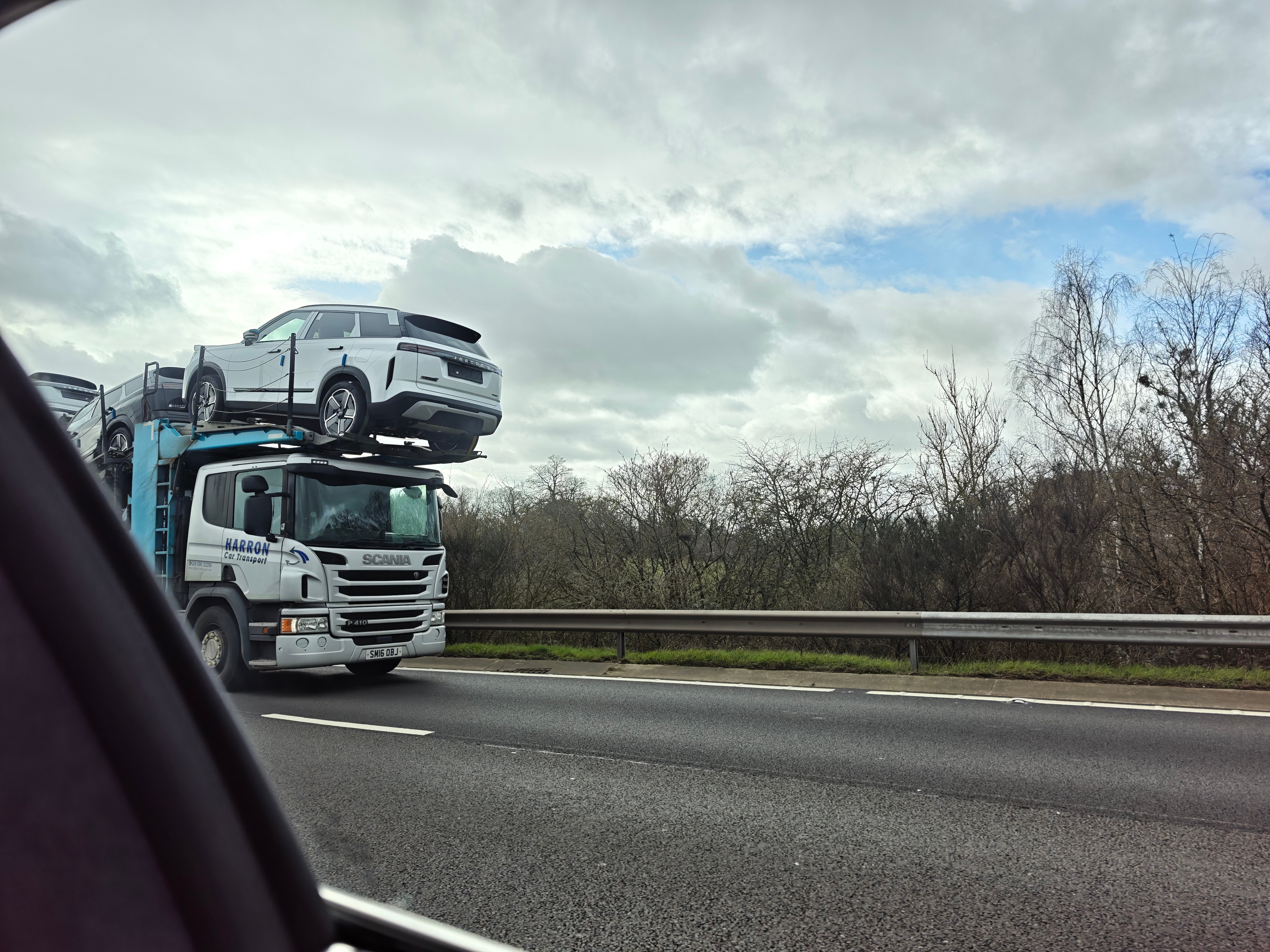 高速上一车一车的奇瑞英国