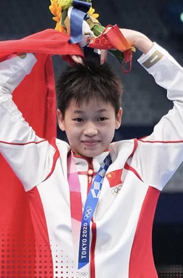跳水池惊现自律核弹！全红婵书包扫出2.3亿「人生作弊代码」14岁脚底板刻着冠军