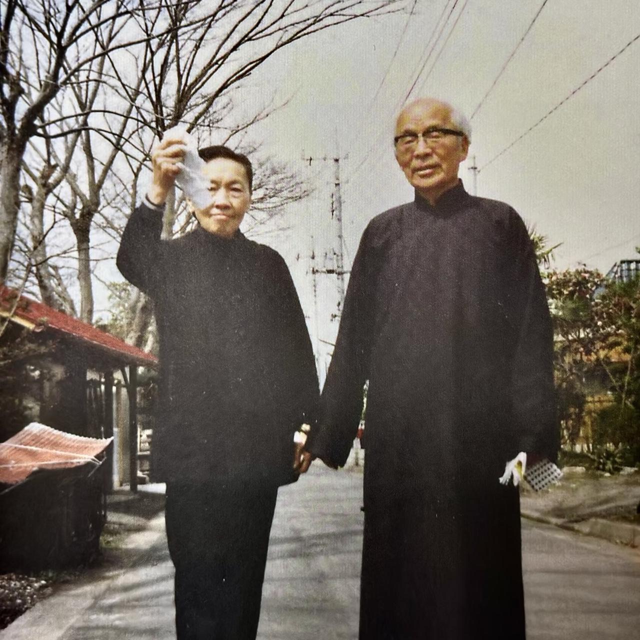 这两个老人都不是善茬，左边的老妇人叫佘爱珍、右边的老头叫胡兰成，此时的他们牵手，