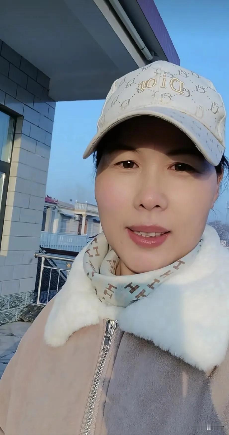 小杨阿姨更新动态:到家了！昨天，她跟老公一起回河南老家。今天，小杨阿姨特意发视