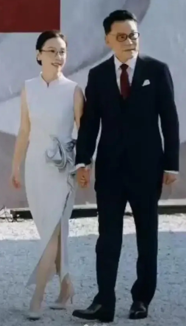 他觉得抱得了美人归其实美人已经迟暮真是佩服李国庆的勇气这么一把年纪了还能