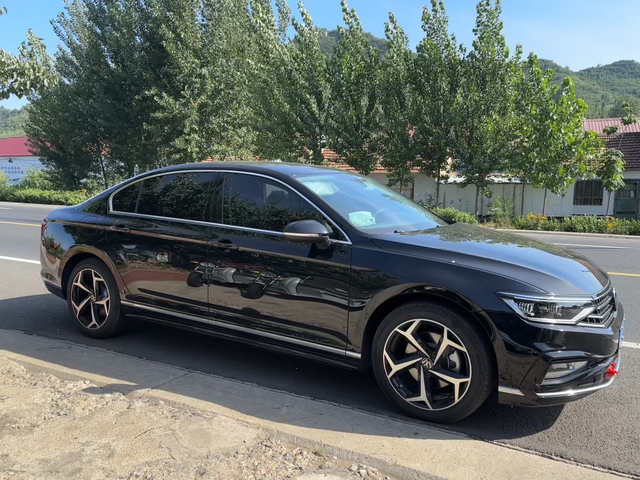 提车两周心碎一血基本没怎么开，车感还没练出来，在马路上掉头来着，本来感觉应该差