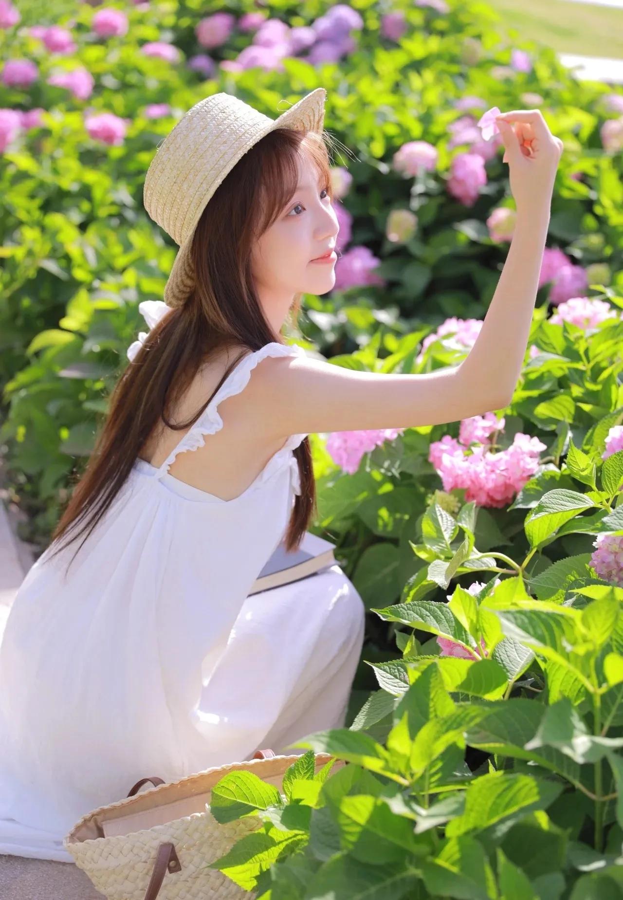 分享唯美的美照绣球花下甜妹悠然时光手机随手拍原创图片