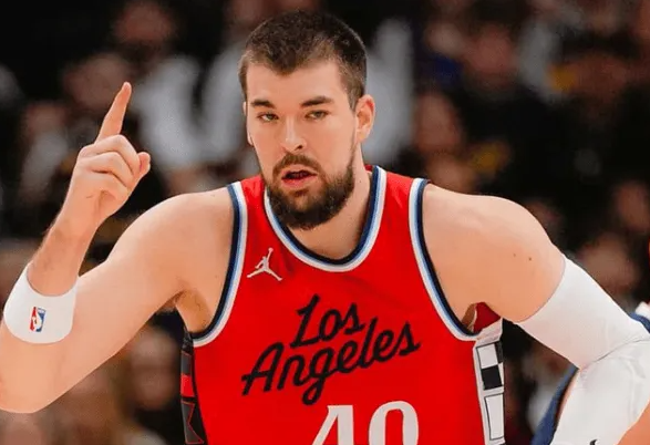 据报道，对手球队若想得到伊维察-祖巴茨，必须付出巨大代价。向快船询价的球队被告