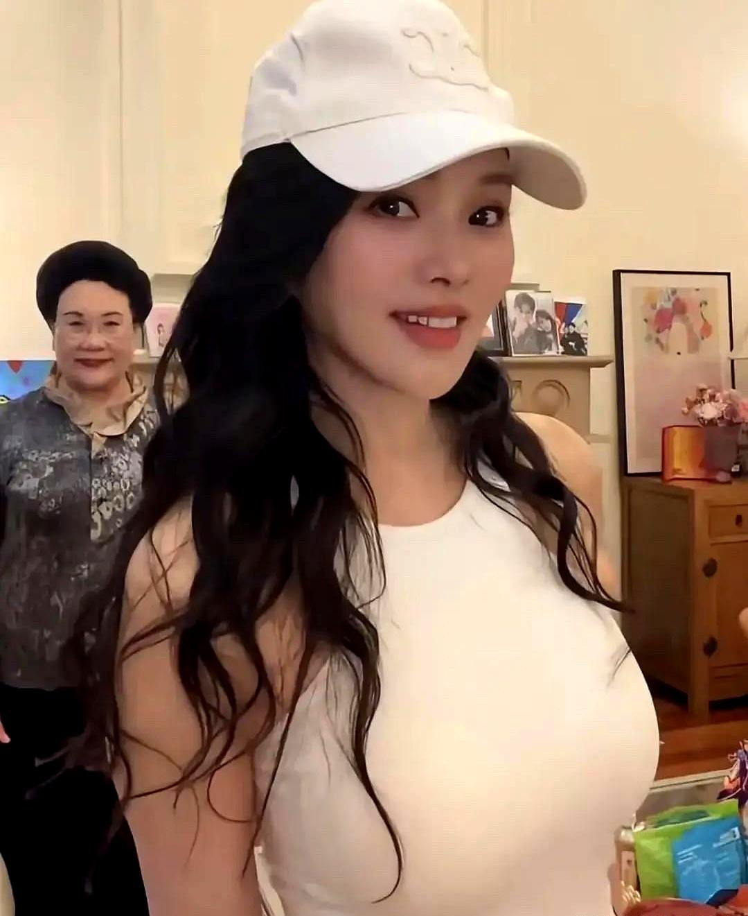 57岁伊能静还在拼身材。去年想隆胸，秦昊一句“都当奶奶了，要那么大干嘛”