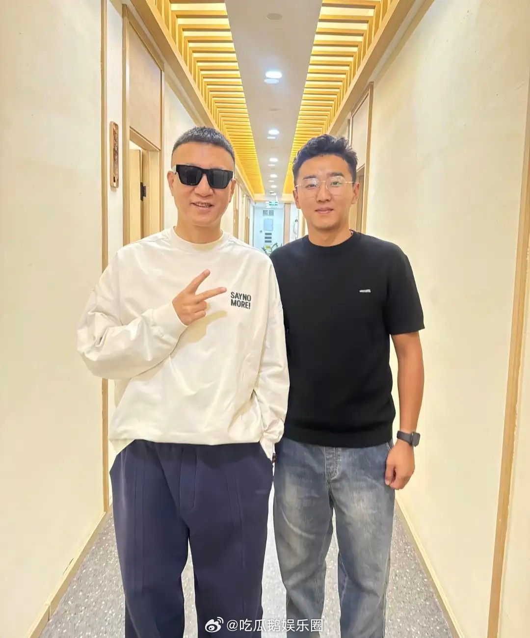 孙红雷和老婆王骏迪到宁夏旅游，在院子烤羊肉串，打扮时尚好贵气！​​​
