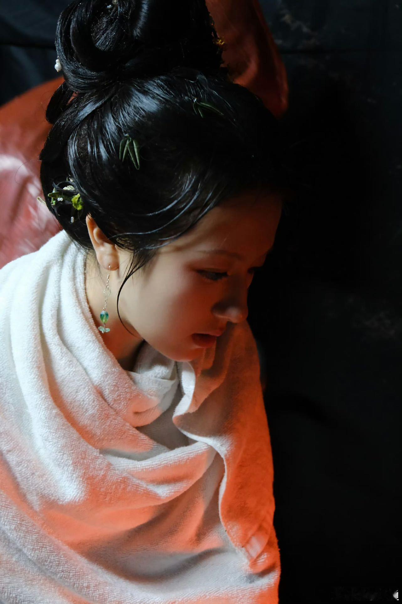 李兰迪发文告别秦莞李兰迪说初见就被秦莞吸引，这份喜欢藏在她的文字里，也藏在角色