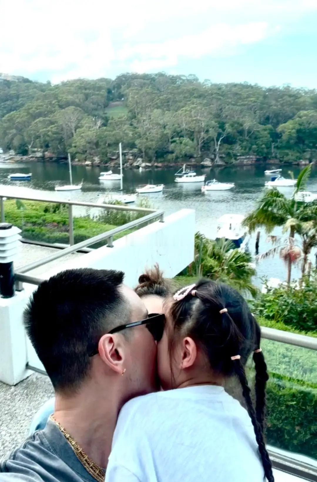 演员王阳明随妻子回娘家澳洲过年，一家三口同框，蔡诗芸气质真好！！！！！