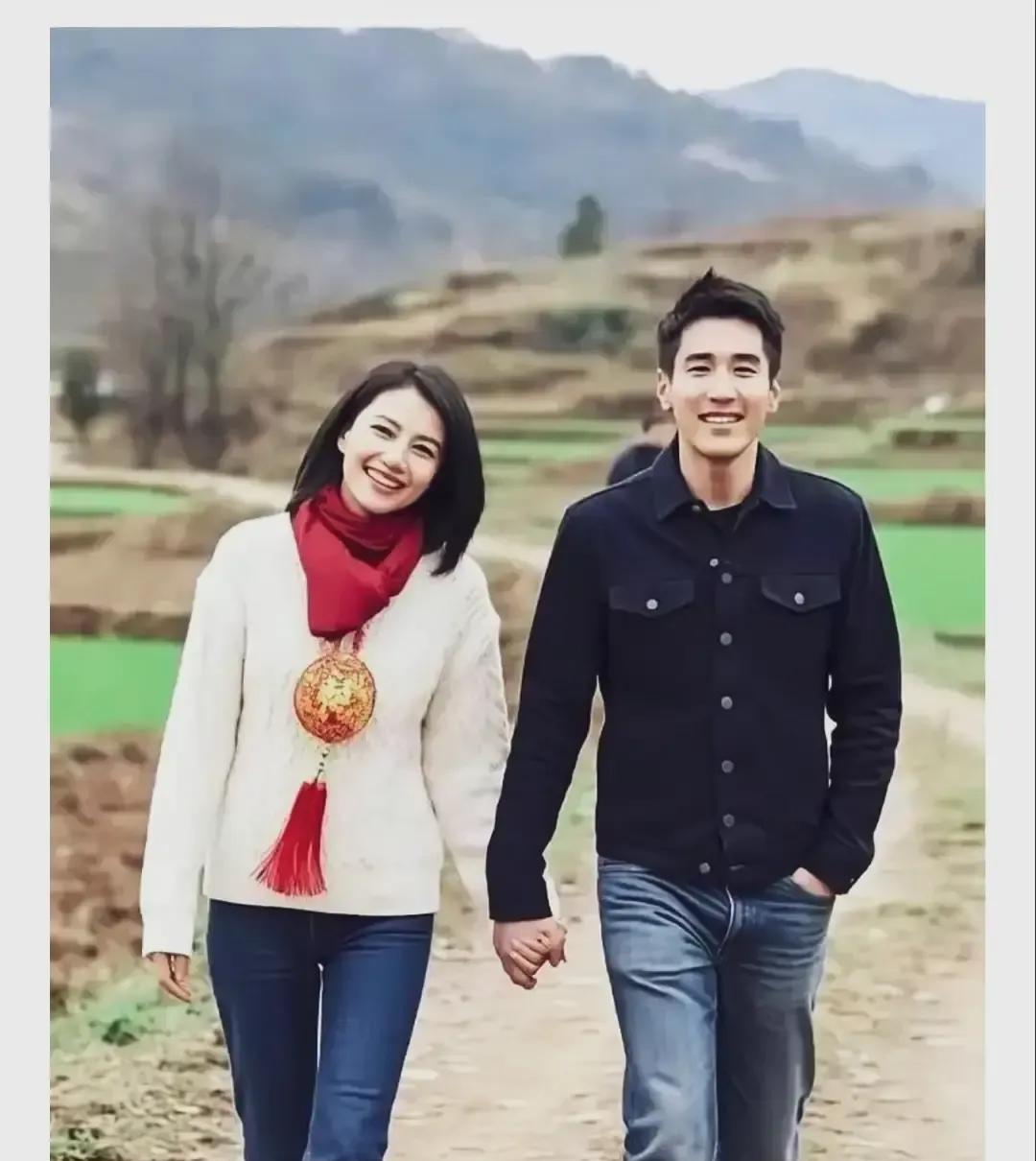 装出来的恩爱，眼神是虚的；但高圆圆和赵又廷这一对，真的是绝了！你看这张乡间小