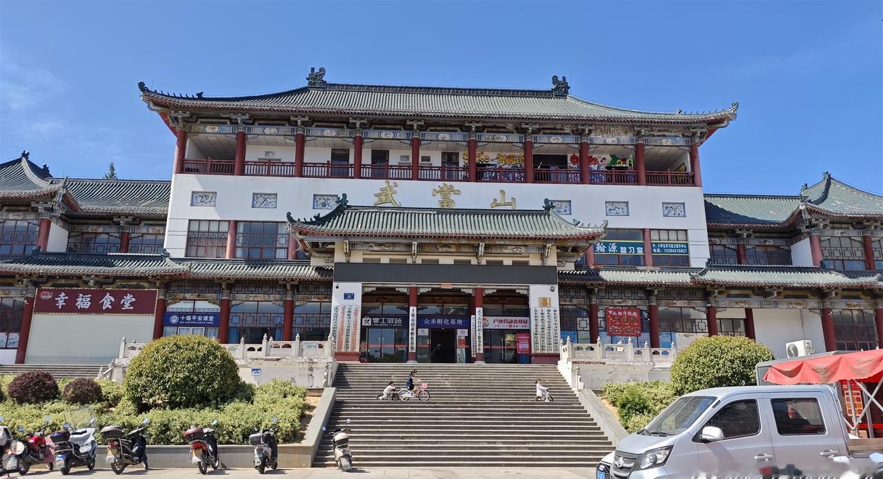 自驾武当山镇，找到一个免费的停车场。每次自驾旅行，在景区附近想找到免费的停车场