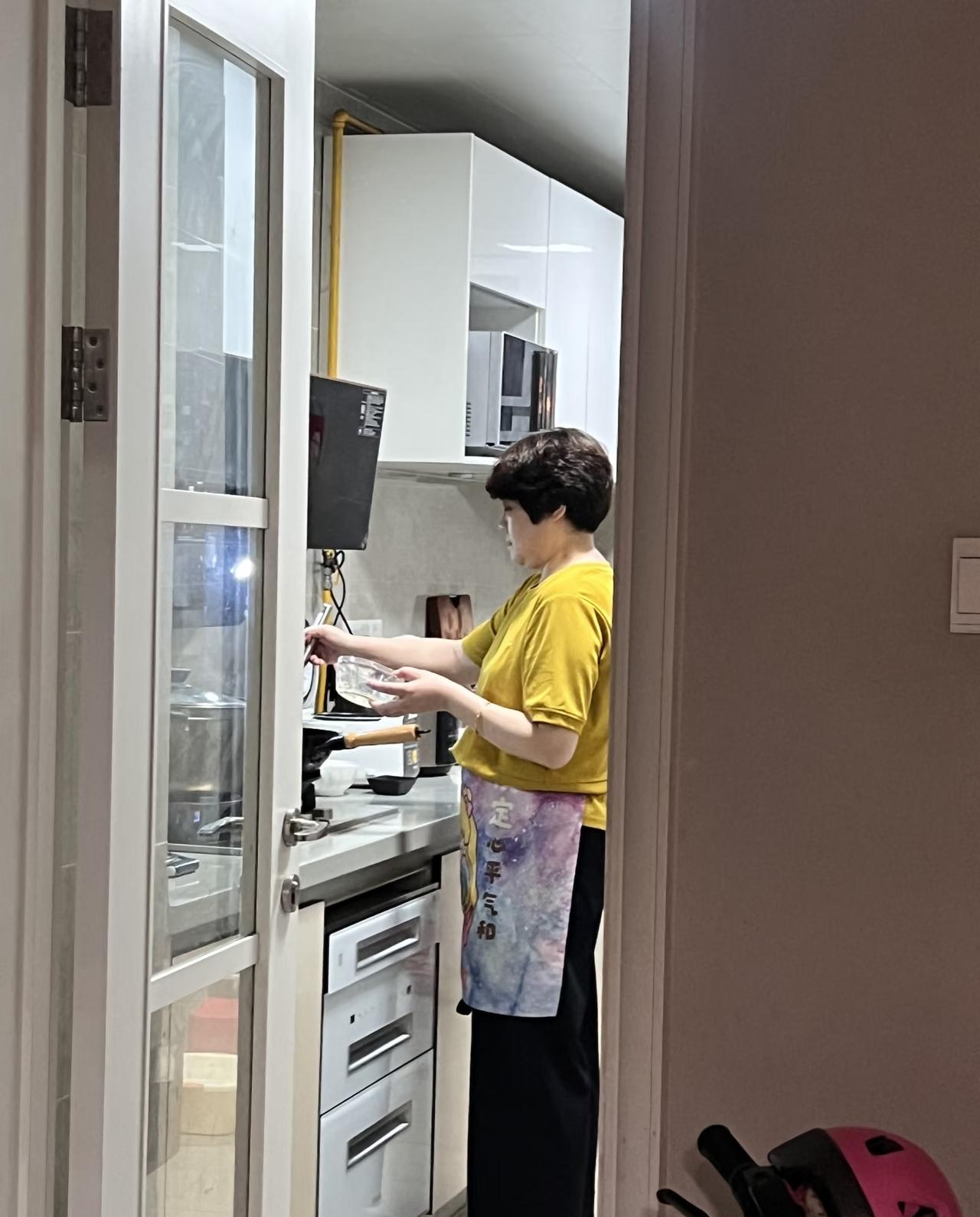 我妈在我大哥家住了8年。我们兄弟姐妹5个，大哥大嫂出力，我们四个每人每年给大嫂转