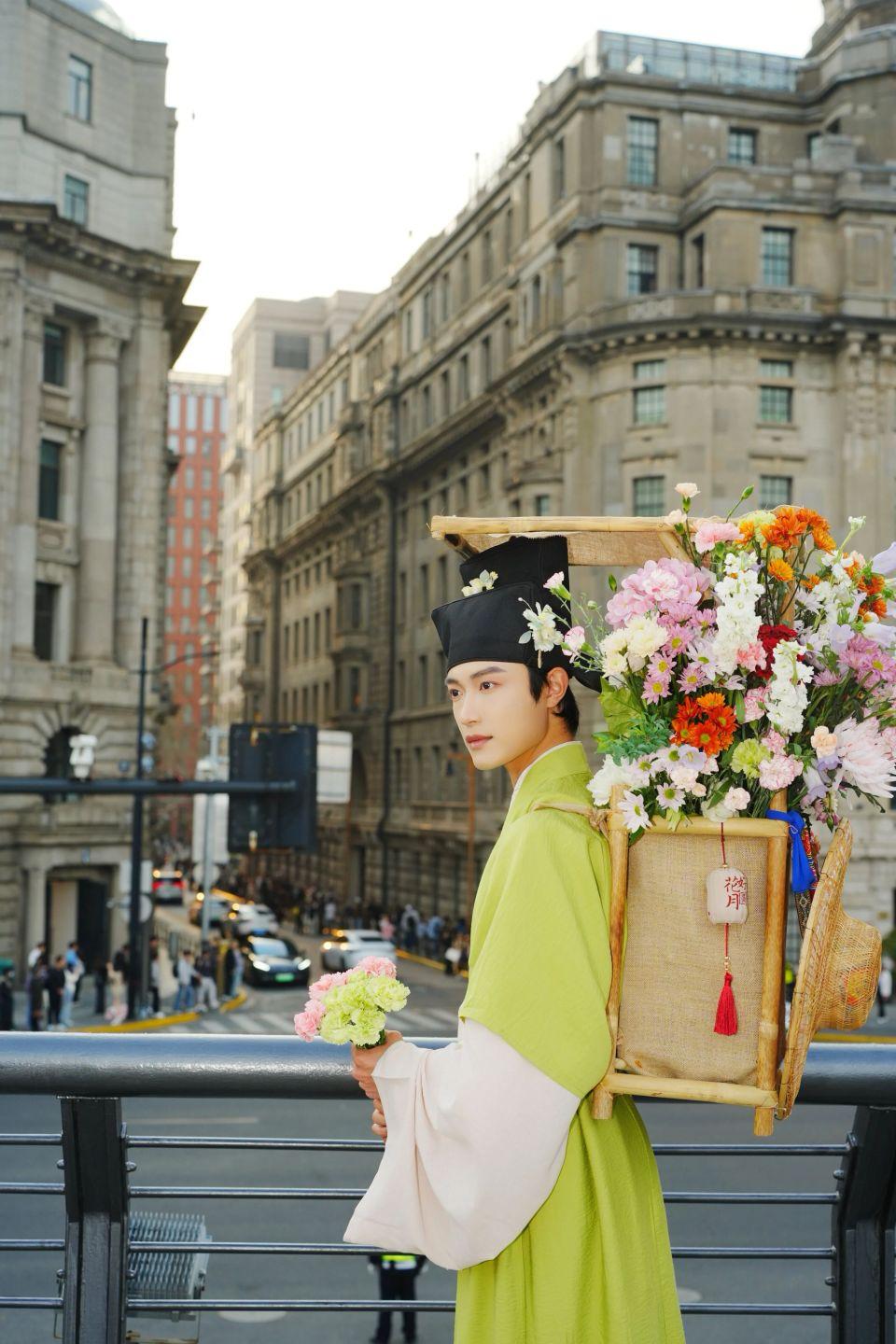 《“簪花郎”美到犯规！上海街头这道风景线，网友：求偶遇》近期上海外滩、网红街