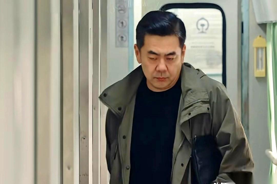 一个男人，两个女人，一节晃晃悠悠的卧铺包厢。美其名曰，“学外语”。我真是，佩