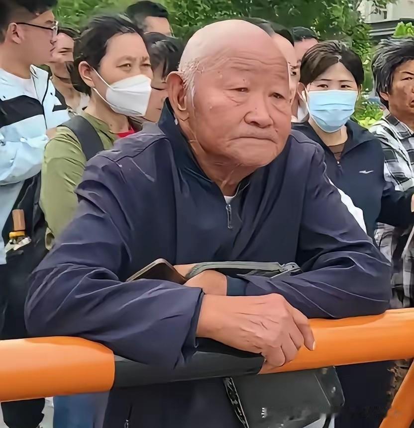 77岁爷爷独自送孙子高考，一幕看哭无数人77岁爷爷送孙子参加高考。谈起孙子