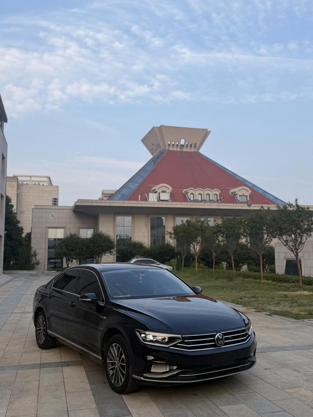 二手大众迈腾一直是中型燃油车市场的热门二手选择，20款330TSI豪华版当年落地