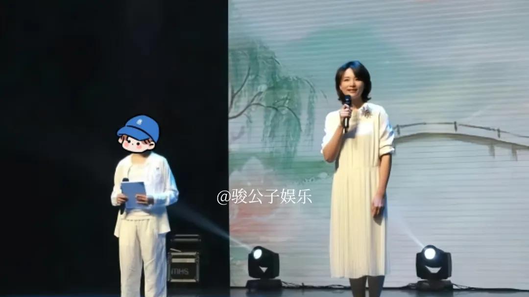董卿最近出现在儿子学校的活动中，陪伴他度过了一段特别的时光。母子俩携手登台，共同