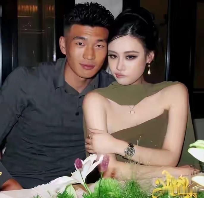 前国足队长范志毅的大女儿范斯晶，28岁生日宴的现场。生日当天，范志毅到场陪伴女儿