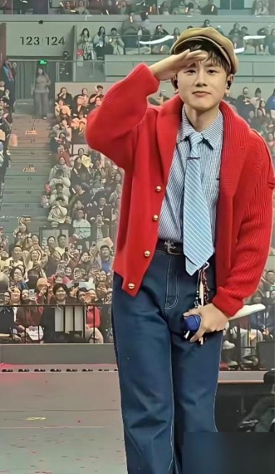 14年前张杰被全网追着叫“闰土”。这绰号起源于谢娜快本的一句玩笑，再配上他当