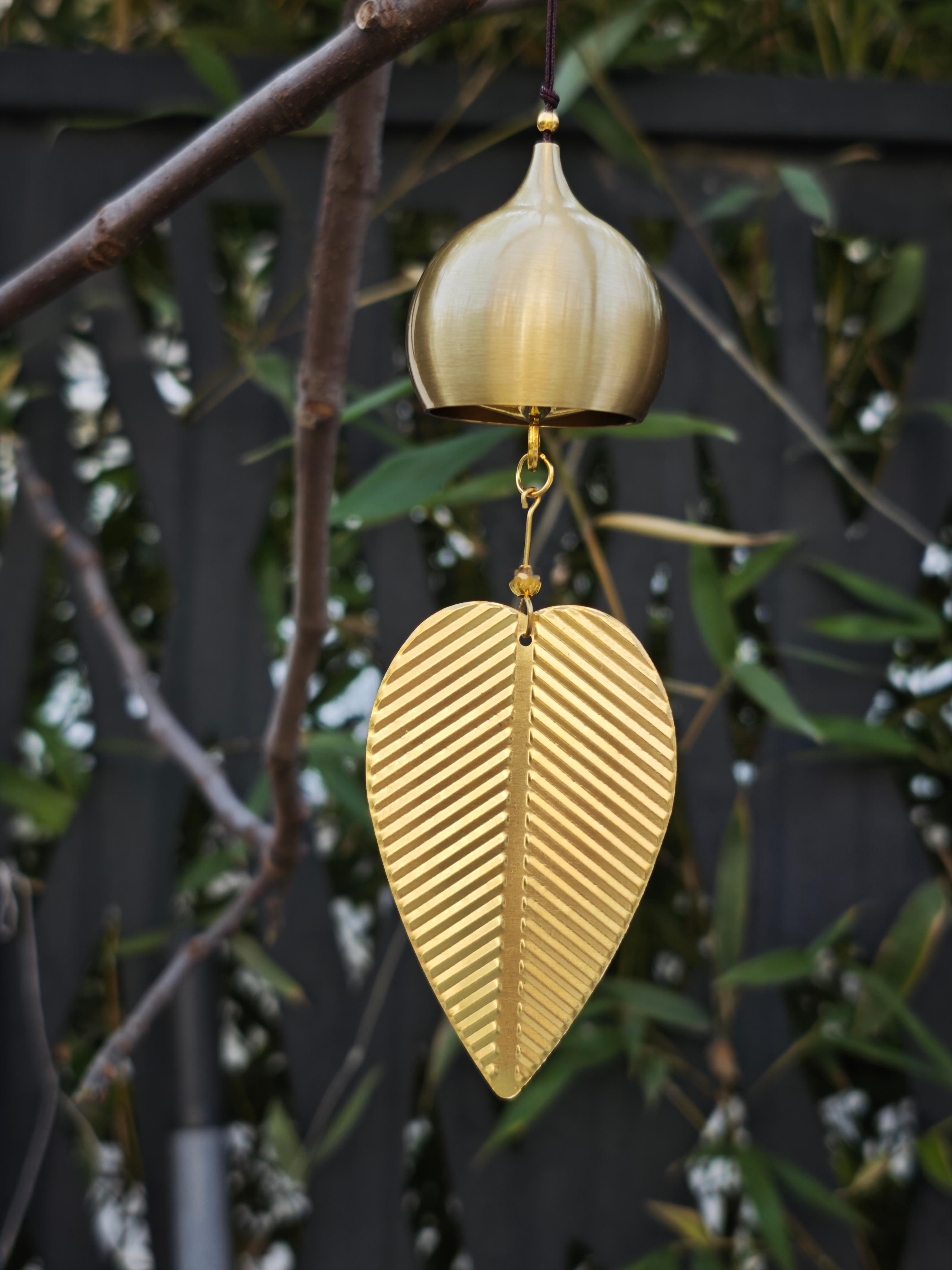 冬天快一个月了，树叶也落的差不多了，只剩下光秃秃枝桠，挂上一只风铃吧，给冬日一些