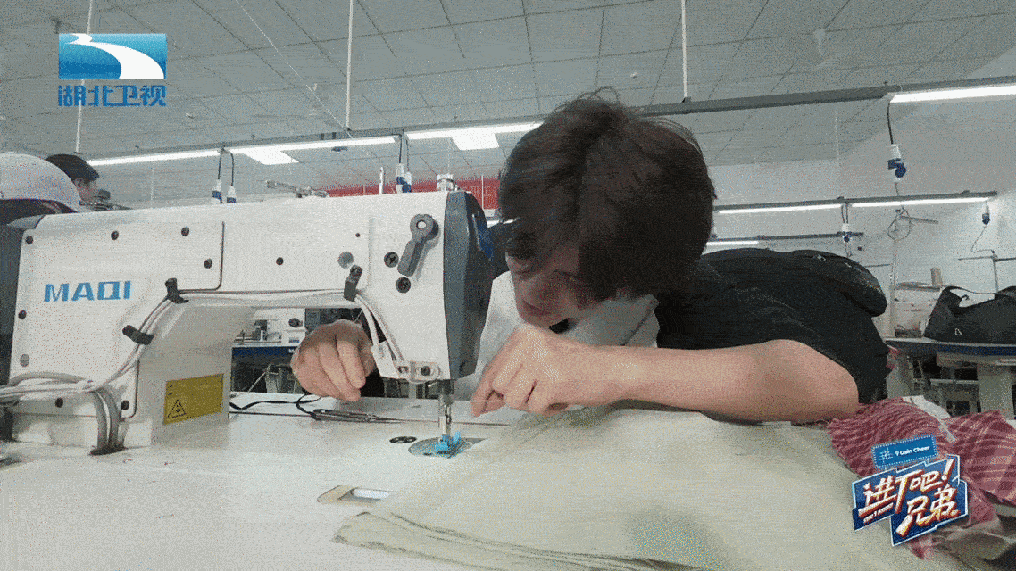 现在的综艺真是脑洞大开，让艺人参加职工技能考试，进厂吧这波操作太绝！9个艺人比缝