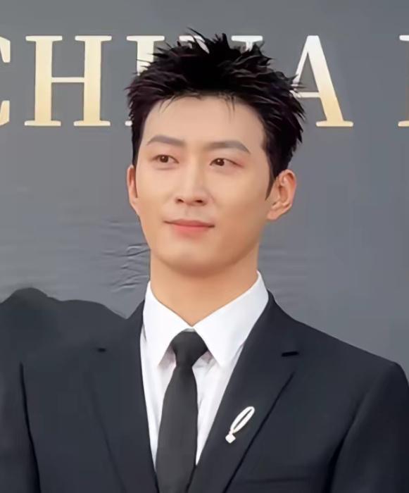 这个世界上我最不理解的人，就是窦骁了。他明明38岁了，结婚也3年了，可他居然还没