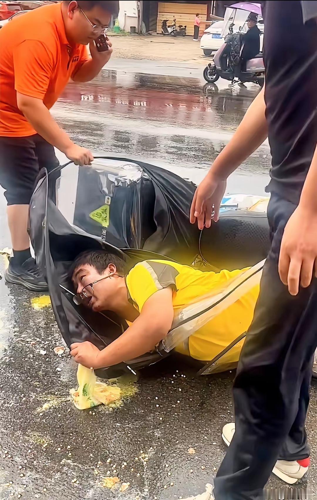外卖小哥在送鸡蛋途中不幸摔倒，鸡蛋碎了一地，路人尝试着想把他扶起来，发现地上边上