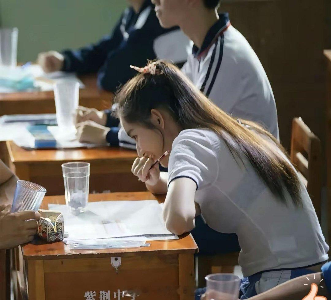导演没上过正经的高中，哪个学校学生穿着这样的校服