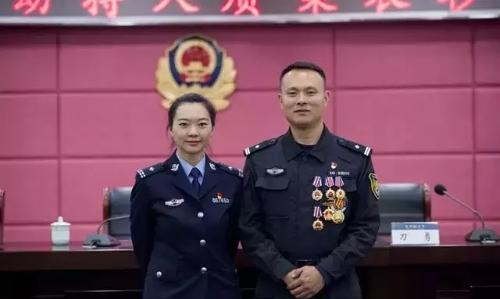 2012年，云南特警邹路遥在执行任务时失联，妻子已经想到了捧着他的照片的样子，谁