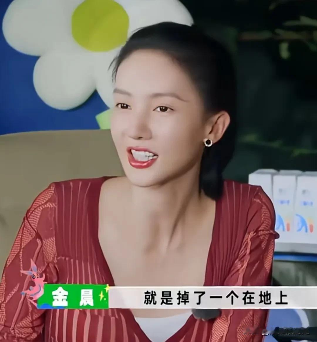 王一博:我脚上粘了一个什么东西。金晨:不好意思，那是我的🐻贴。金晨表